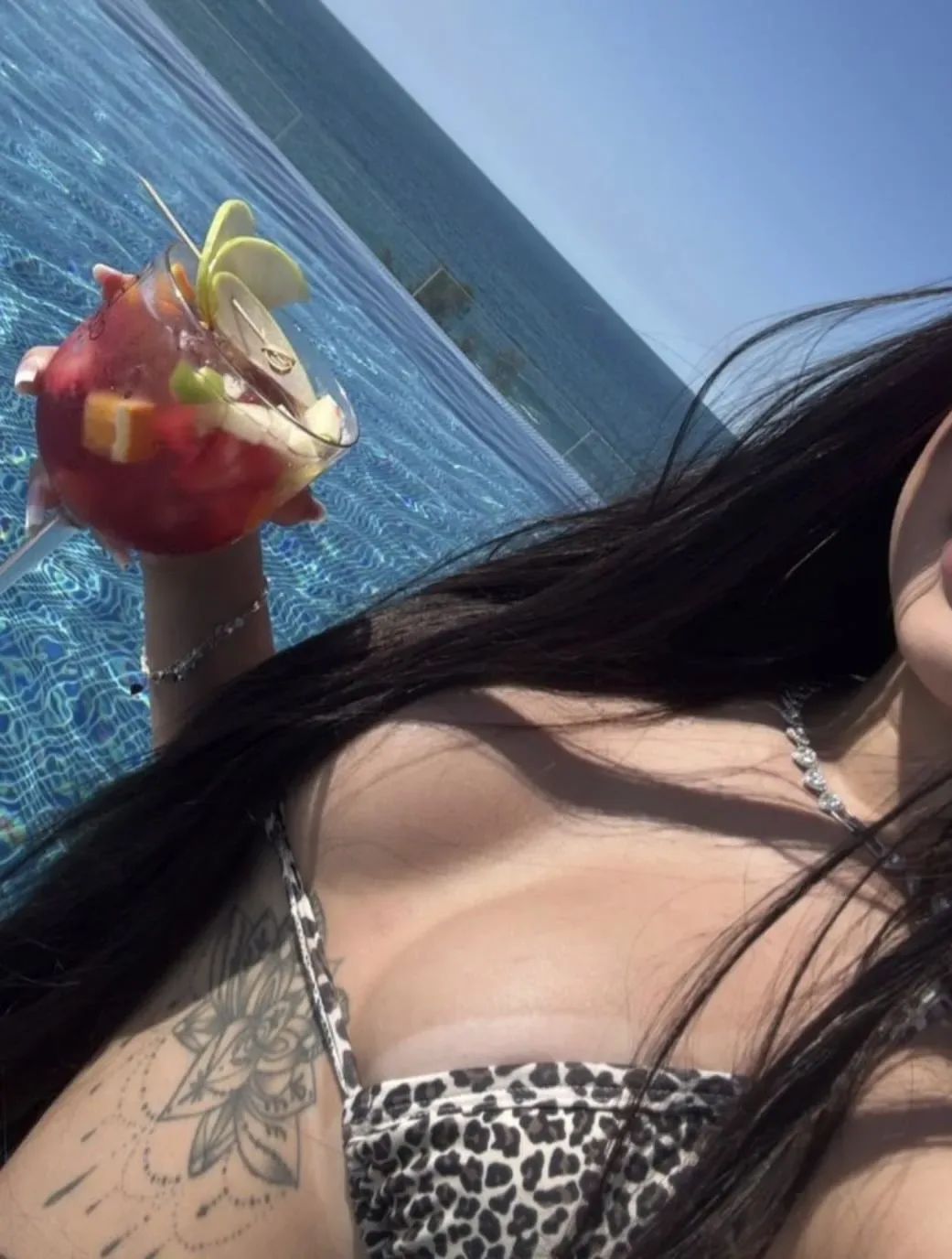 Eva Milena lacerda, acompanhante morena de cabelos longos corpo medio em Nova Venécia, ES - Real Prazer