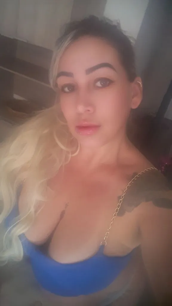 Julia Pimentel, acompanhante loira de cabelos longos magra em Araçatuba, SP - Real Prazer