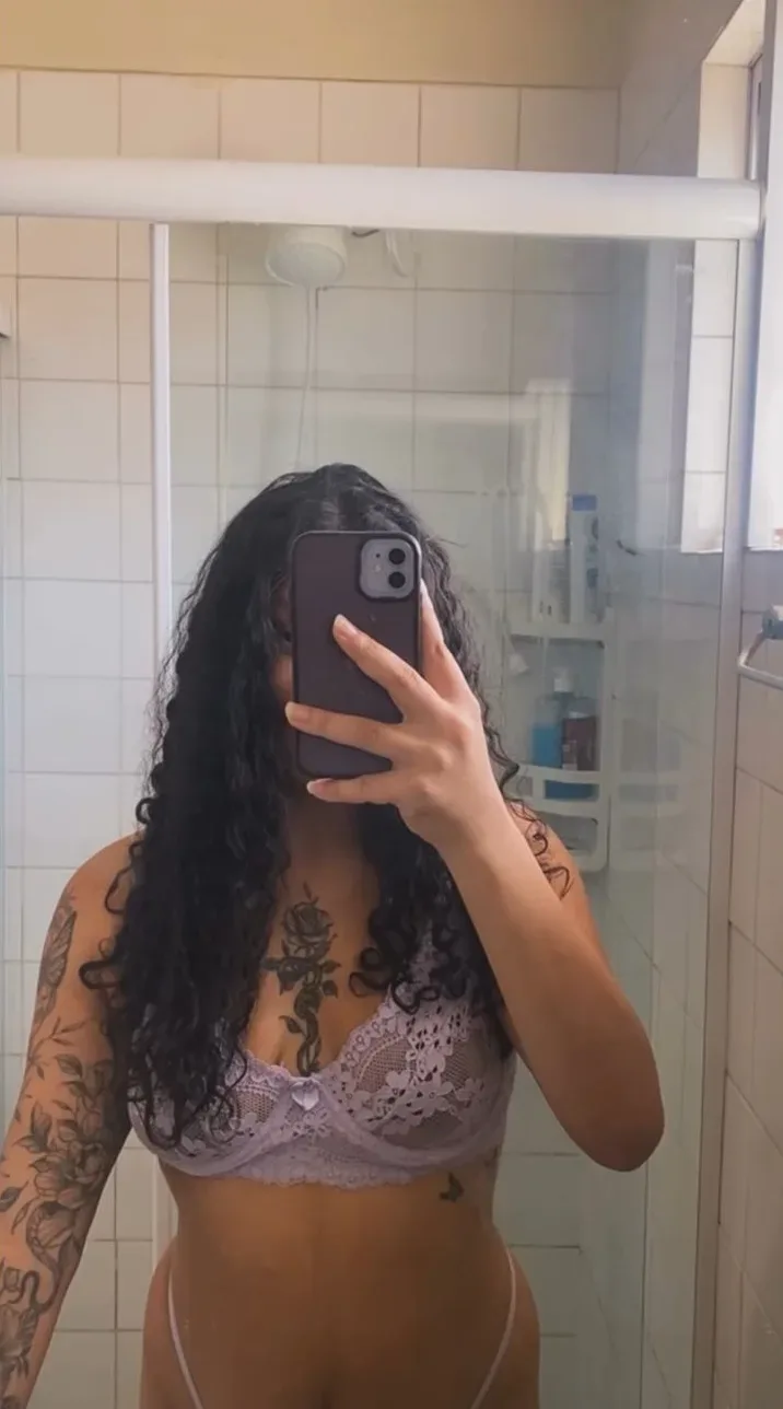 Bia Miranda, acompanhante morena de cabelos longos gostosa em Curitiba, PR - Real Prazer