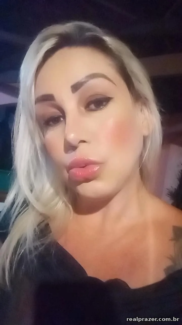 Julia Pimentel, acompanhante loira de cabelos longos magra em Araçatuba, SP - Real Prazer