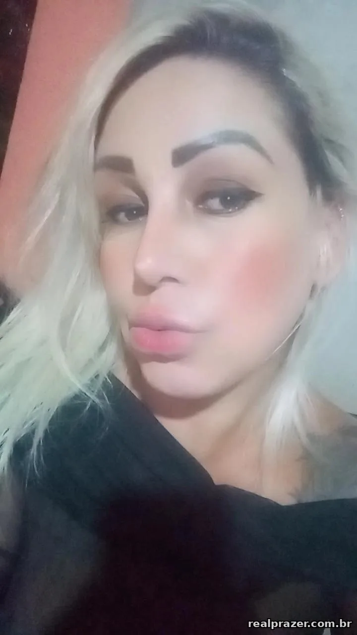Julia Pimentel, acompanhante loira de cabelos longos magra em Araçatuba, SP - Real Prazer