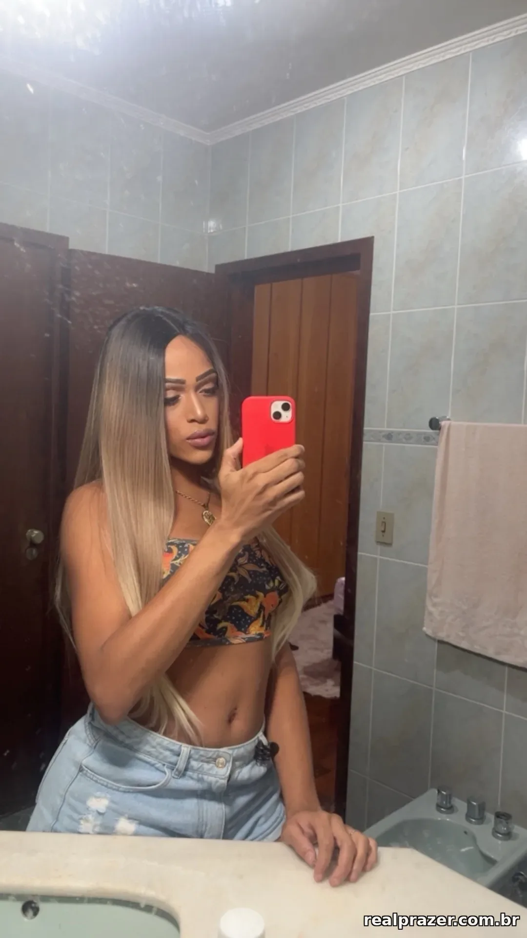 Agatha carioca, acompanhante trans loira de cabelos longos atletica em Uberlândia, MG - Real Prazer