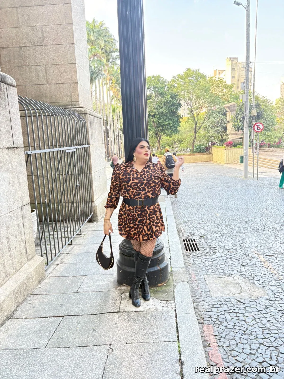 Imola, acompanhante trans morena de cabelos longos gordinha em São Paulo, SP - Real Prazer
