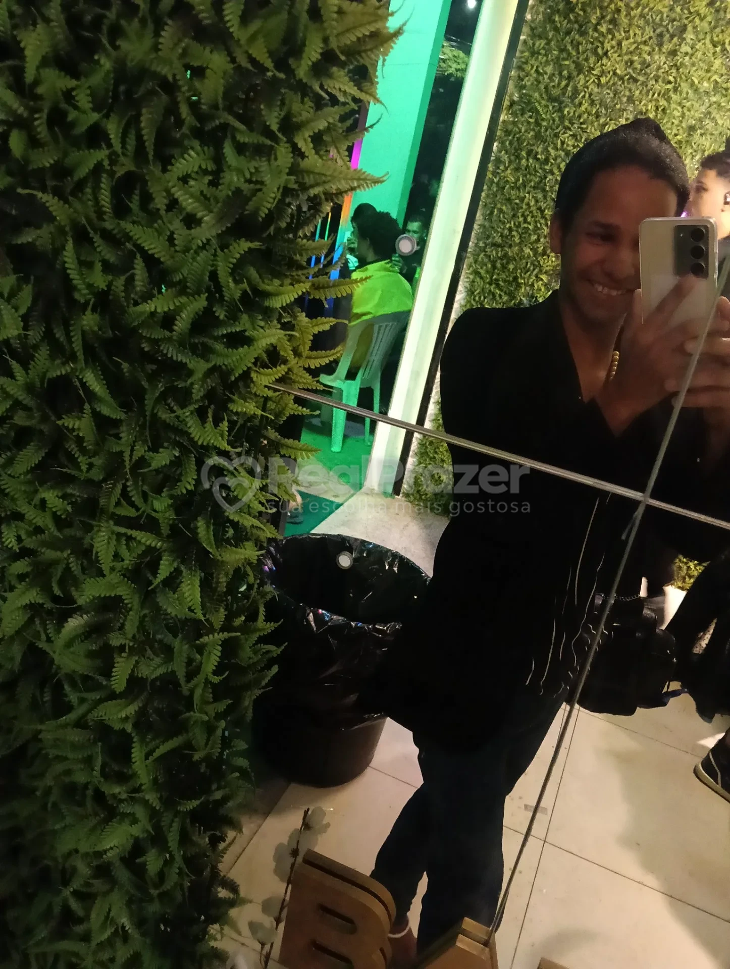 Kethellyzinha Silva dominada, garoto de programa castanho de cabelos longos magro em Colatina, ES - Real Prazer
