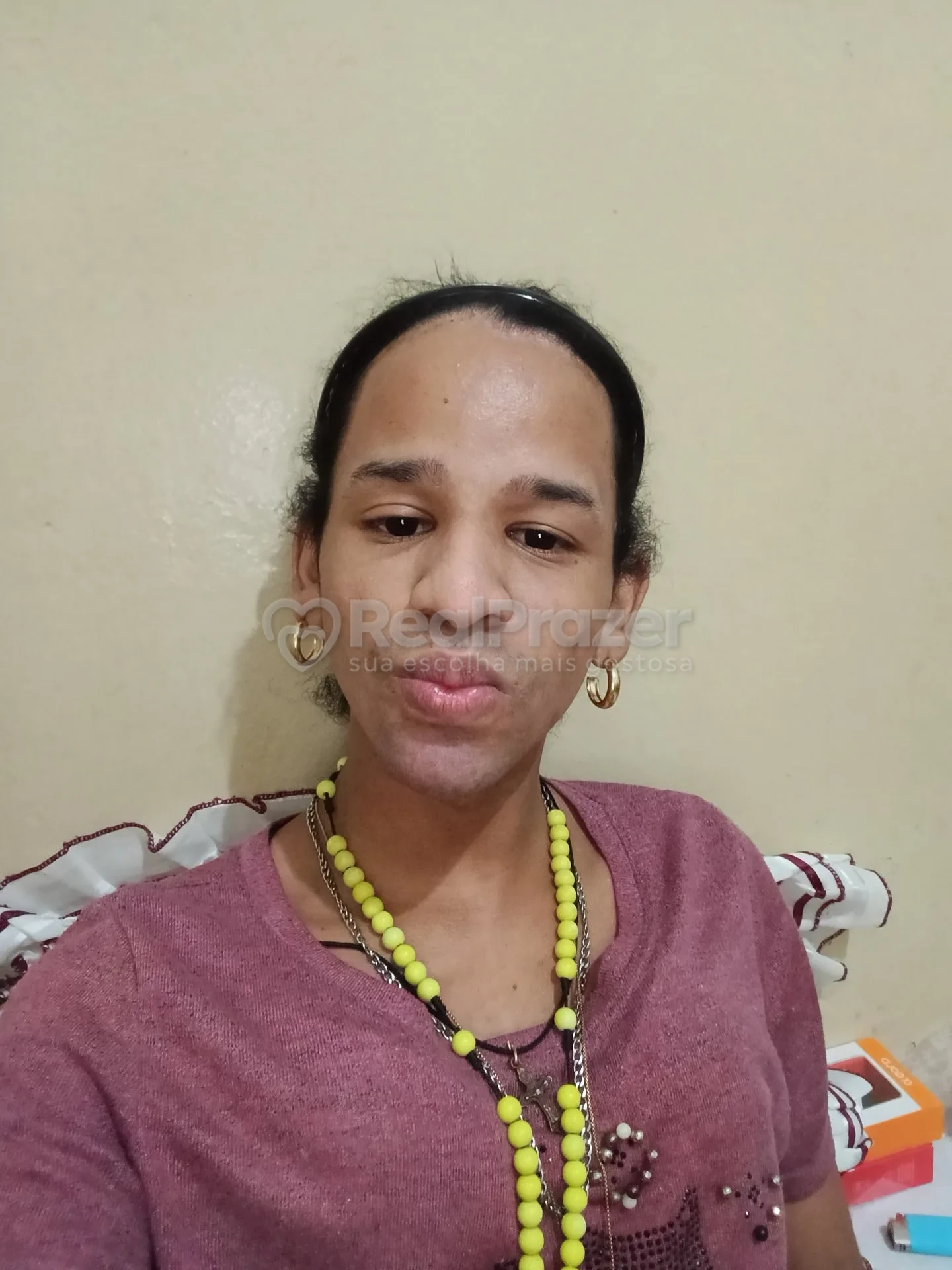 Kethellyzinha Silva dominada, garoto de programa castanho de cabelos longos magro em Colatina, ES - Real Prazer