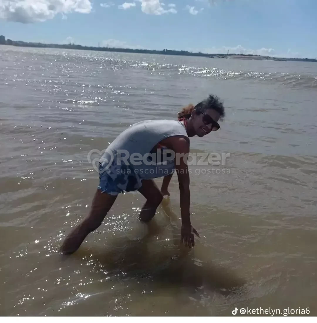 Kethellyzinha Silva dominada, garoto de programa castanho de cabelos longos magro em Colatina, ES - Real Prazer