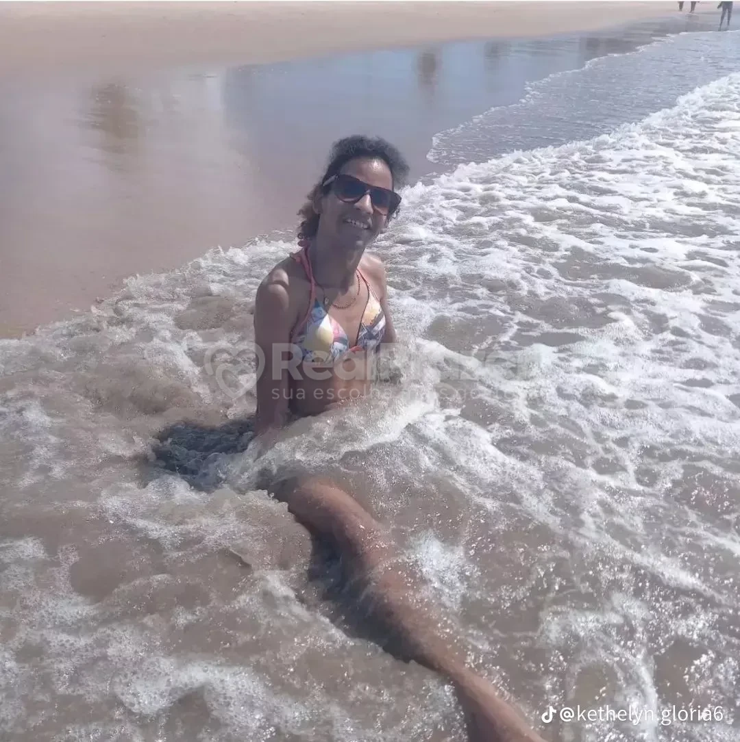 Kethellyzinha Silva dominada, garoto de programa castanho de cabelos longos magro em Colatina, ES - Real Prazer