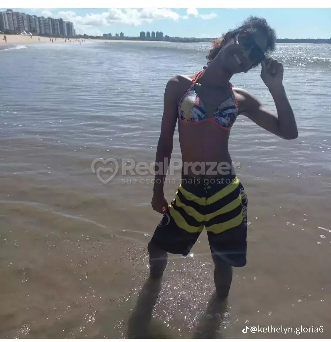 Kethellyzinha Silva dominada, garoto de programa castanho de cabelos longos magro em Colatina, ES - Real Prazer