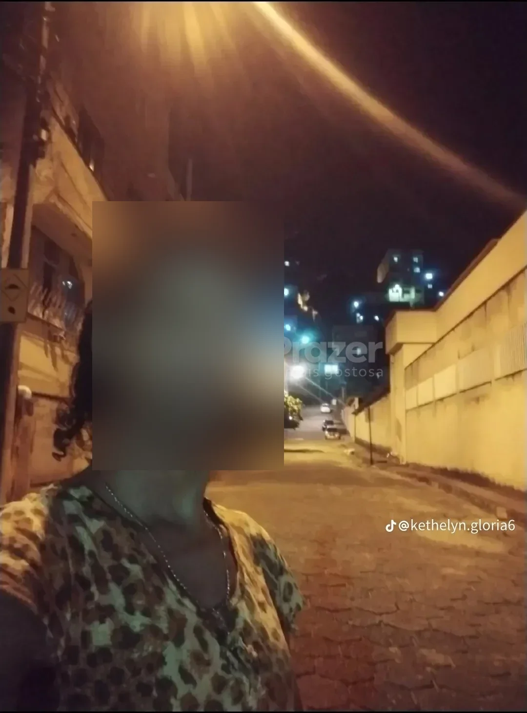 Kethellyzinha Silva dominada, garoto de programa castanho de cabelos longos magro em Colatina, ES - Real Prazer