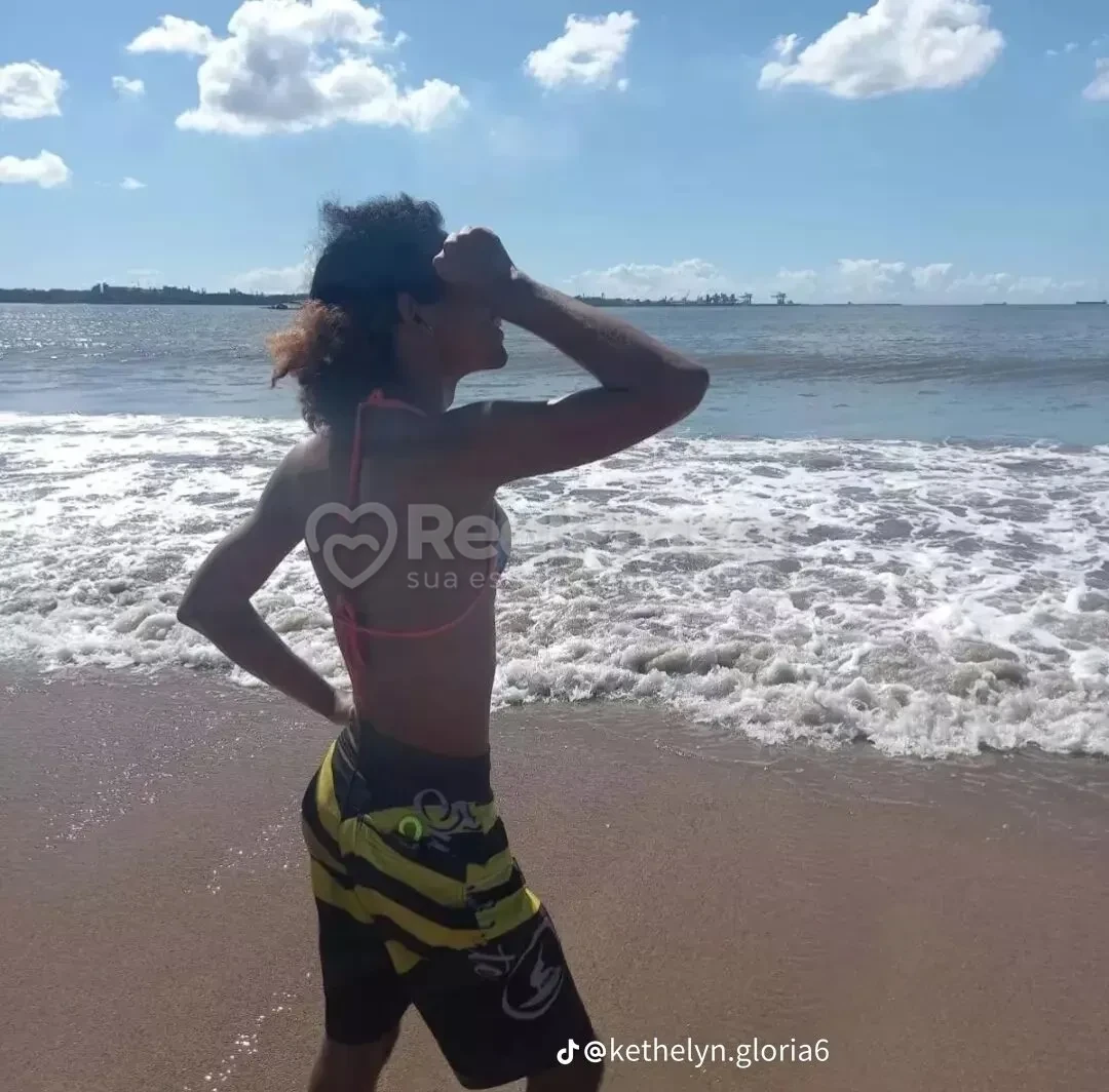 Kethellyzinha Silva dominada, garoto de programa castanho de cabelos longos magro em Colatina, ES - Real Prazer