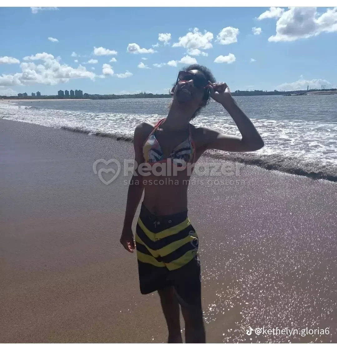 Kethellyzinha Silva dominada, garoto de programa castanho de cabelos longos magro em Colatina, ES - Real Prazer