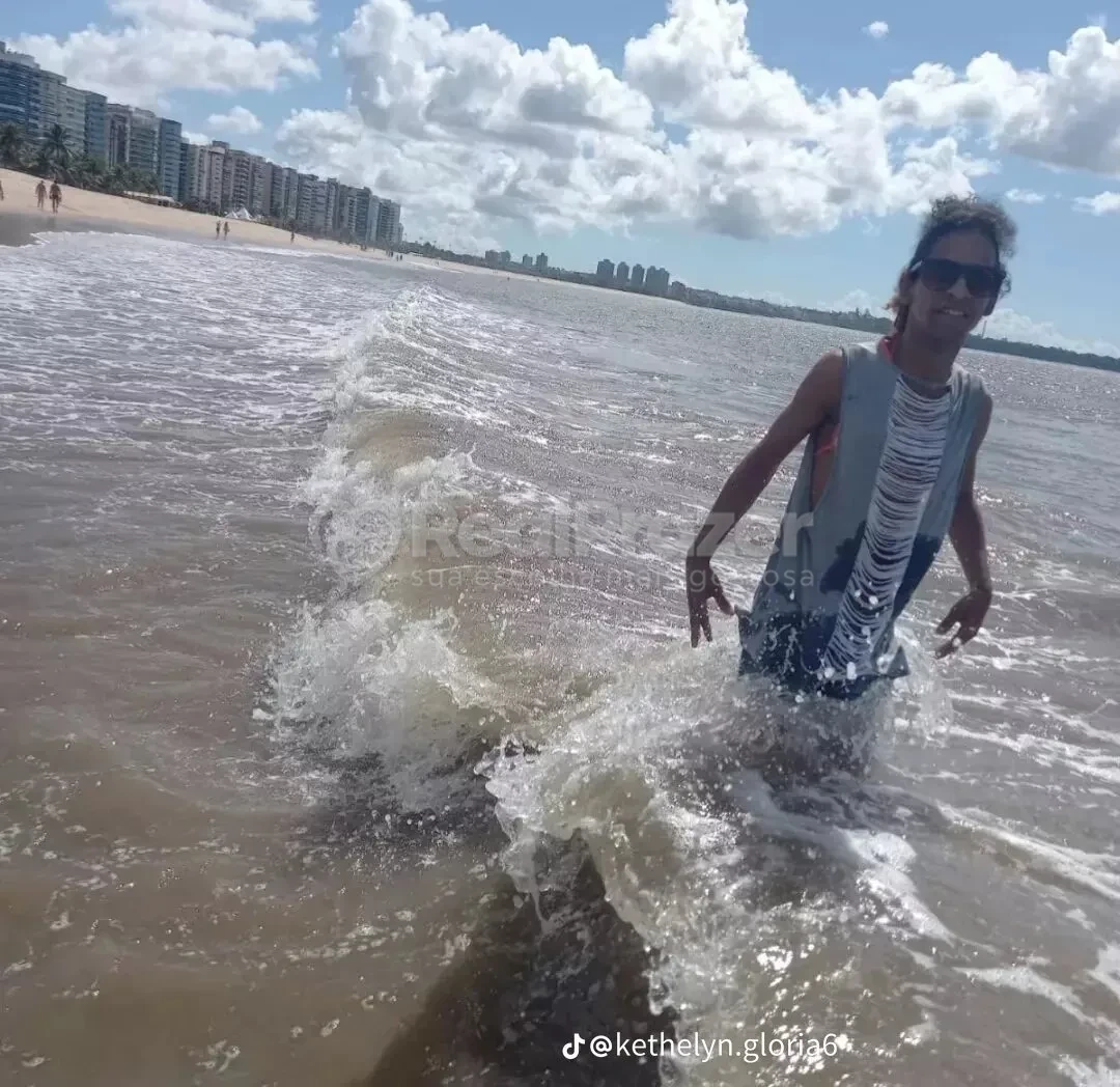 Kethellyzinha Silva dominada, garoto de programa castanho de cabelos longos magro em Colatina, ES - Real Prazer