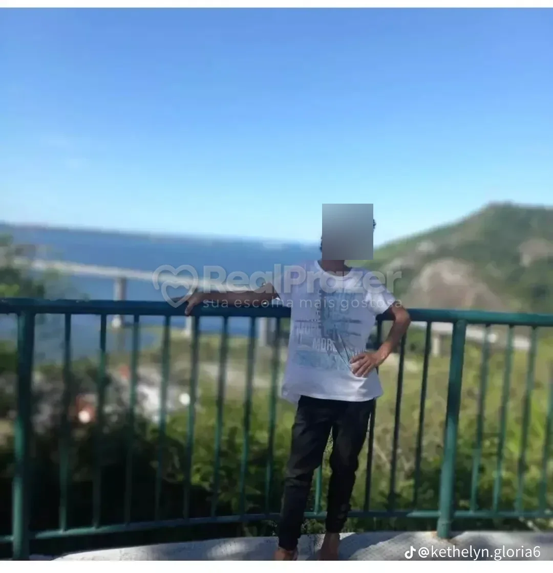 Kethellyzinha Silva dominada, garoto de programa castanho de cabelos longos magro em Colatina, ES - Real Prazer