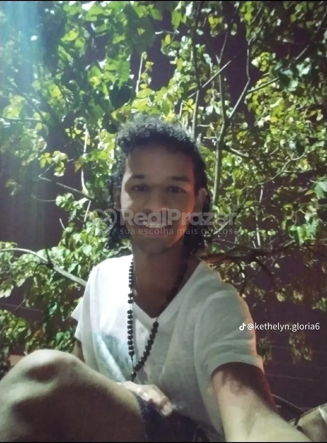 Kethellyzinha Silva dominada, garoto de programa castanho de cabelos longos magro em Colatina, ES - Real Prazer