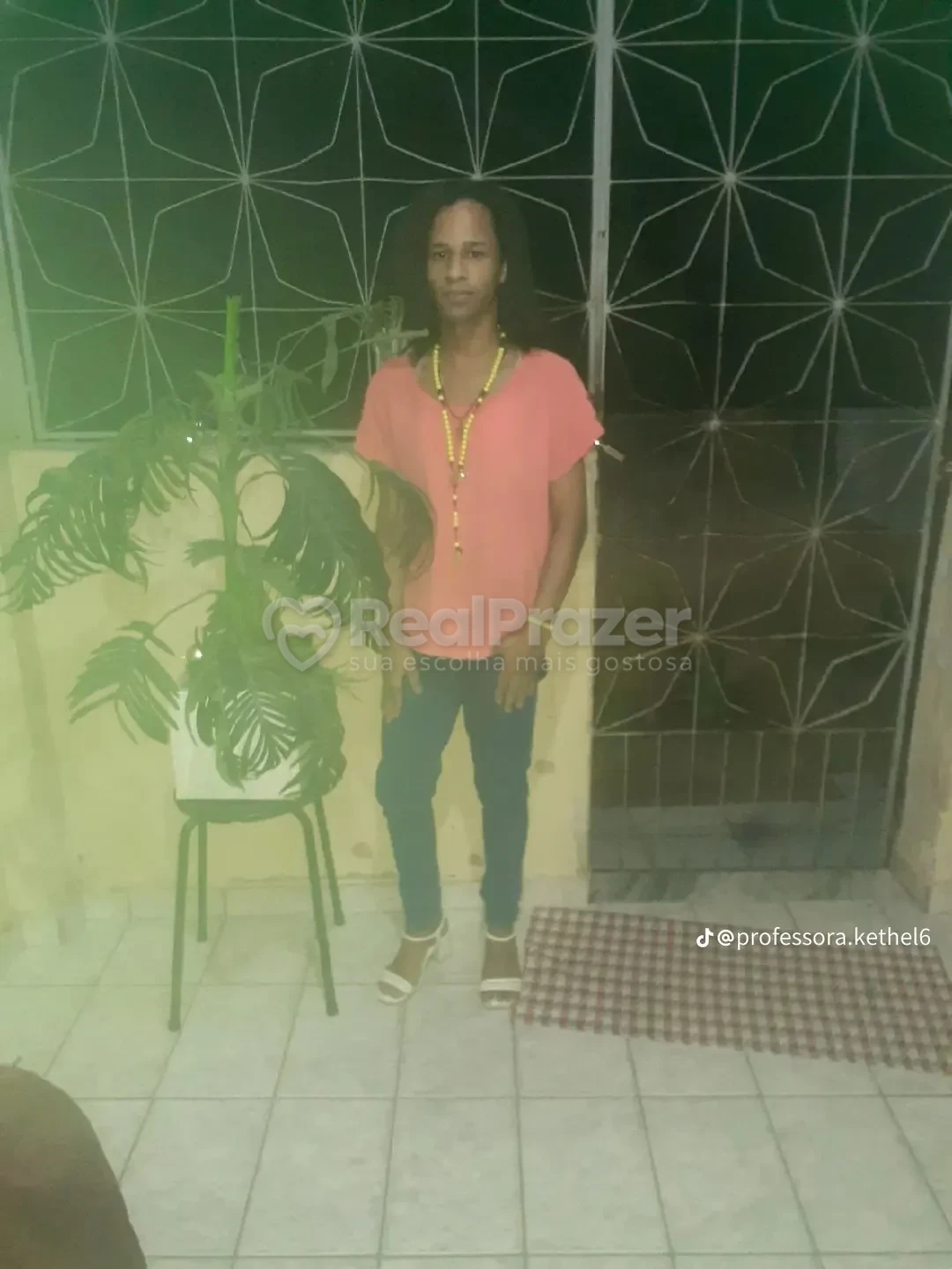 Kethellyzinha Silva dominada, garoto de programa castanho de cabelos longos magro em Colatina, ES - Real Prazer