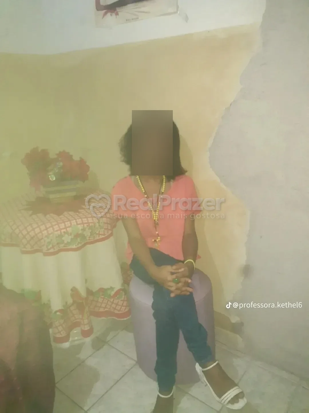 Kethellyzinha Silva dominada, garoto de programa castanho de cabelos longos magro em Colatina, ES - Real Prazer