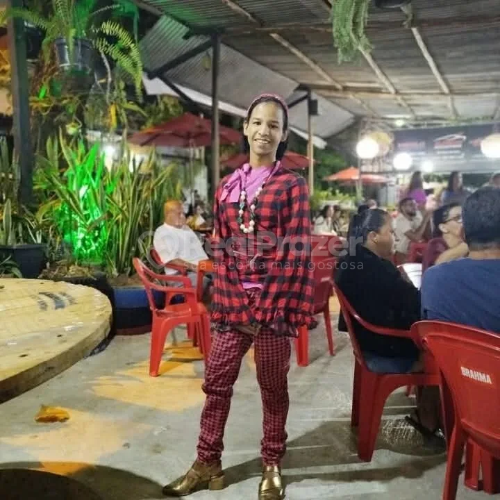 Kethellyzinha Silva dominada, garoto de programa castanho de cabelos longos magro em Colatina, ES - Real Prazer