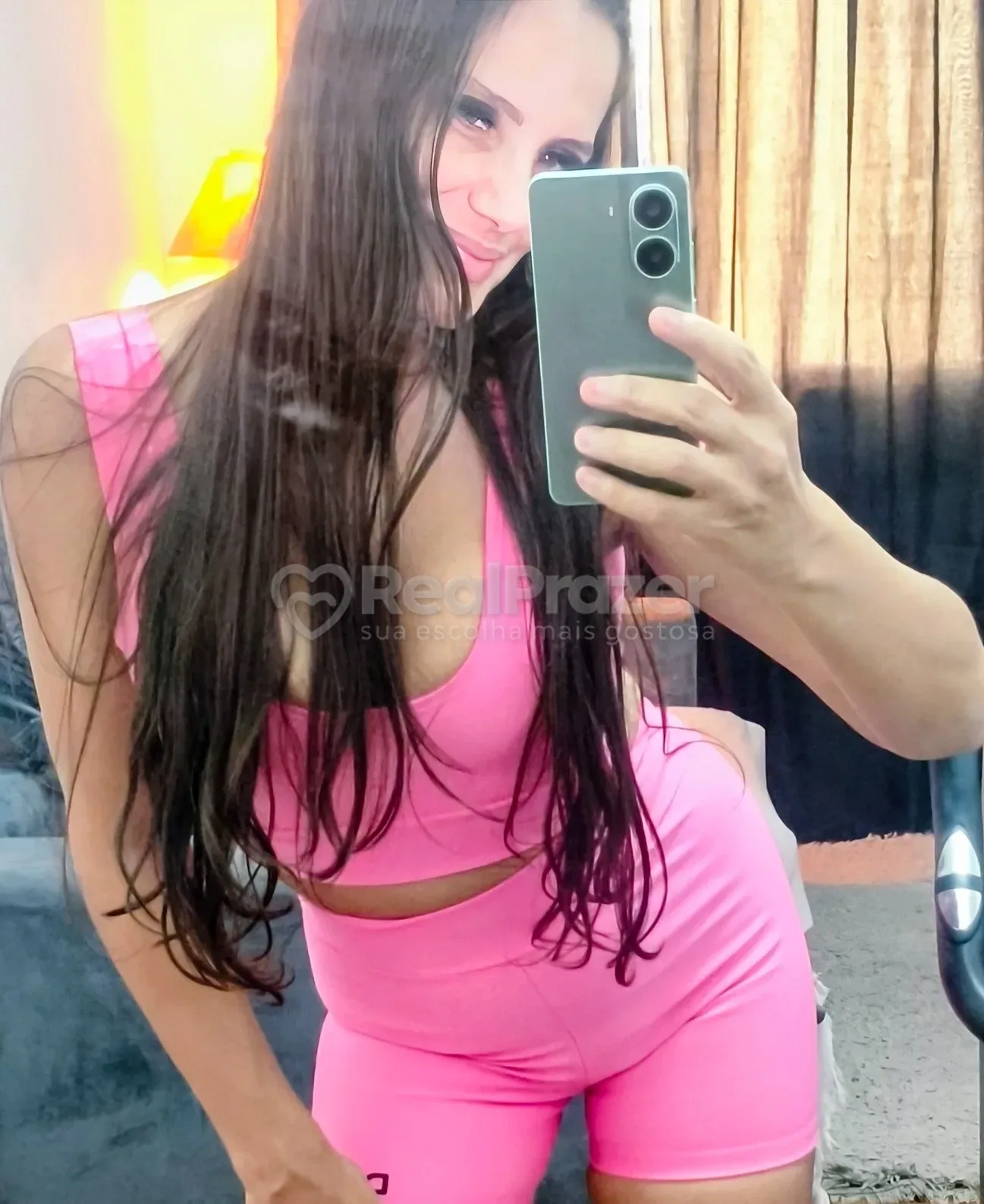 Belle, acompanhante castanha de cabelos longos magra em São Paulo, SP - Real Prazer