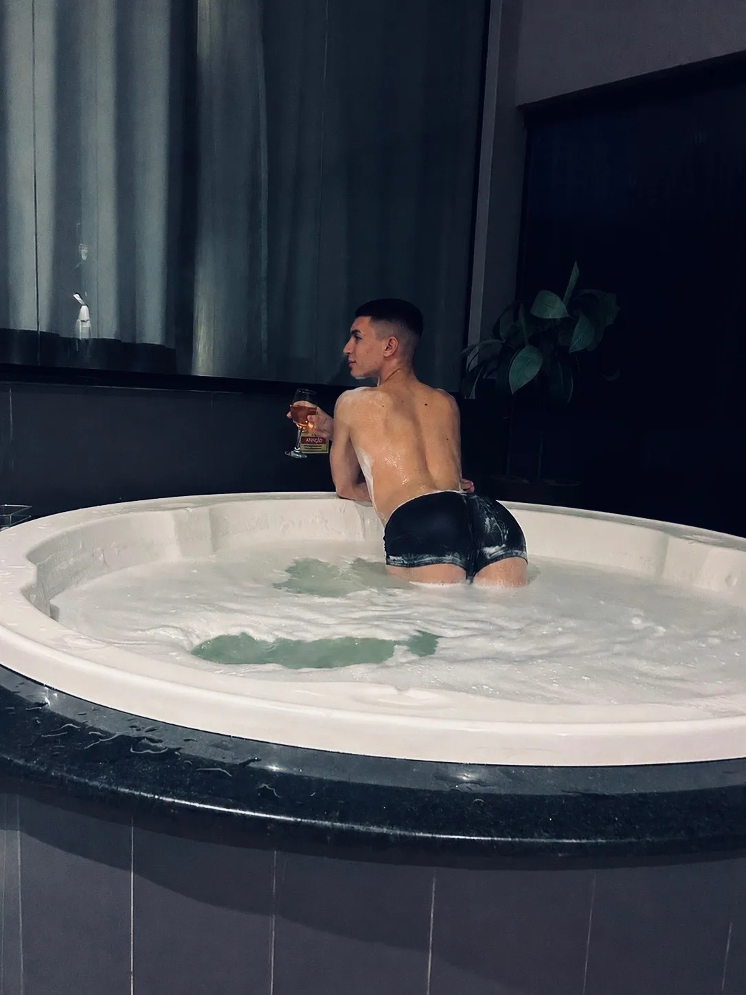 Cauã Stadler, garoto de programa castanho magro em Ponta Grossa, PR - Real Prazer