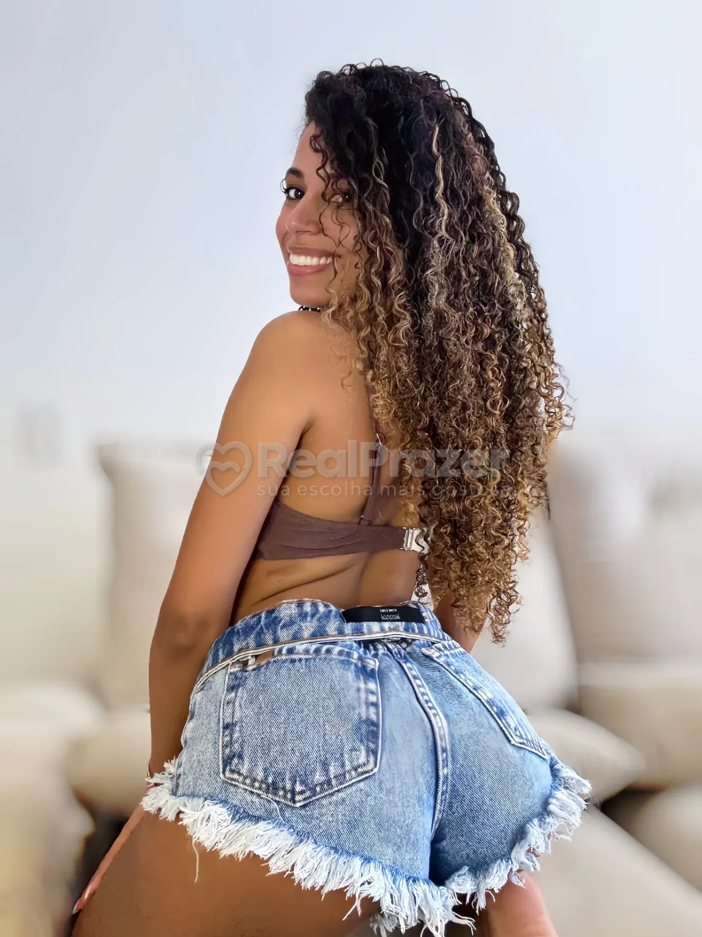 Monica Clarck, acompanhante morena de cabelos longos - Real Prazer