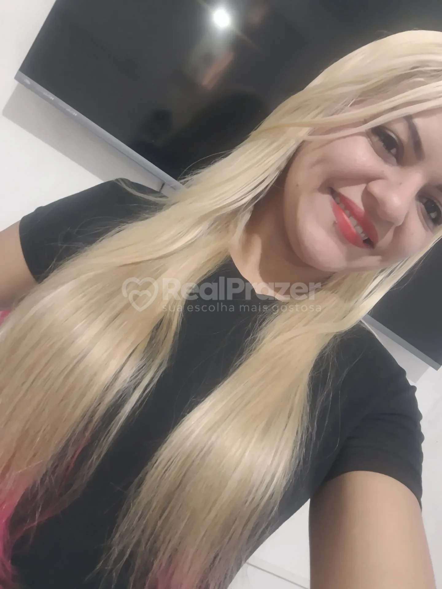 Lara, acompanhante loira de cabelos longos em Natal, RN - Real Prazer