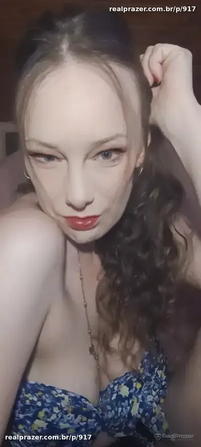 Julie Squalor, acompanhante loira de cabelos longos magra - Real Prazer