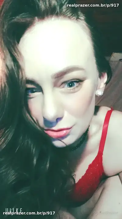 Julie Squalor, acompanhante loira de cabelos longos magra - Real Prazer