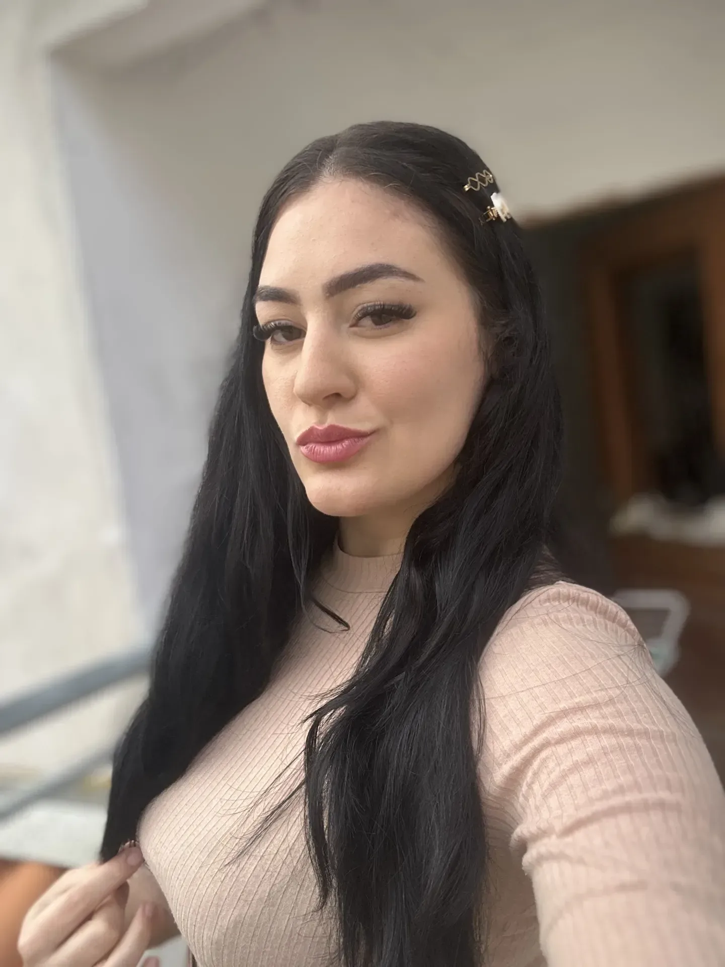 Beatriz, acompanhante morena de cabelos longos curvilinea em São Paulo, SP - Real Prazer