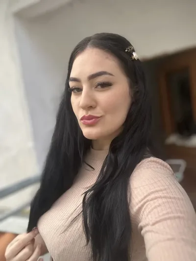 Beatriz, acompanhante morena de cabelos longos curvilinea em São Paulo, SP - Real Prazer