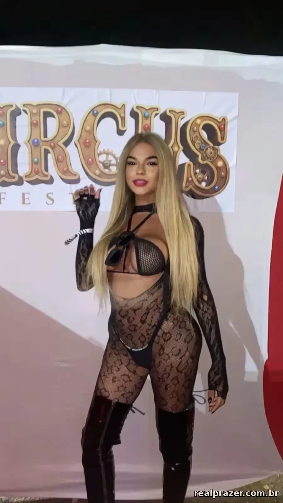 Aurora azenathy, acompanhante trans loira de cabelos longos gostosa em Uberlândia, MG - Real Prazer