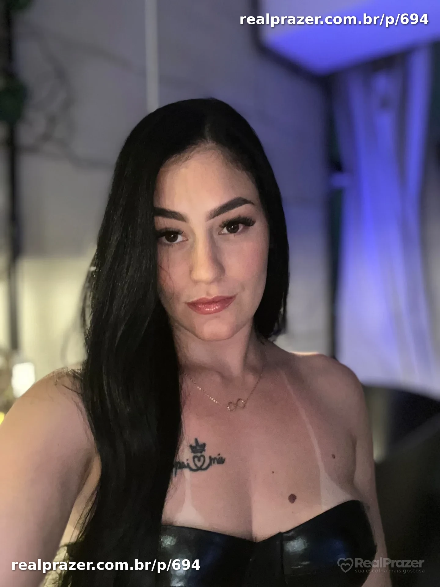 Beatriz, acompanhante morena de cabelos longos curvilinea em São Paulo, SP - Real Prazer