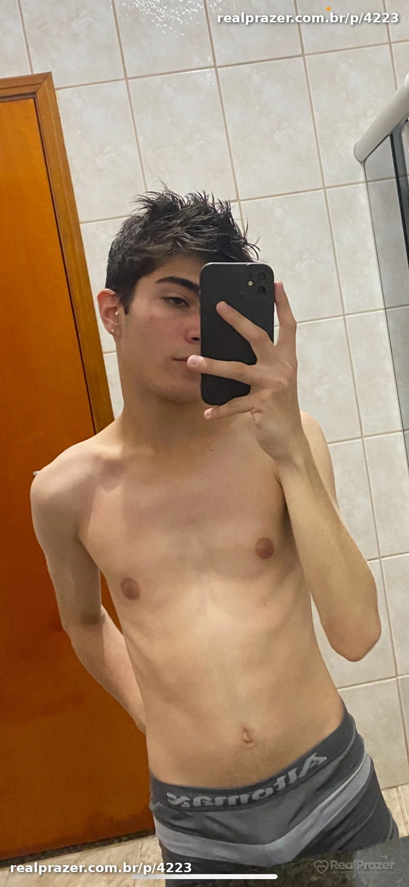 Guilherme, garoto de programa castanho magro em Ribeirão Preto, SP - Real Prazer