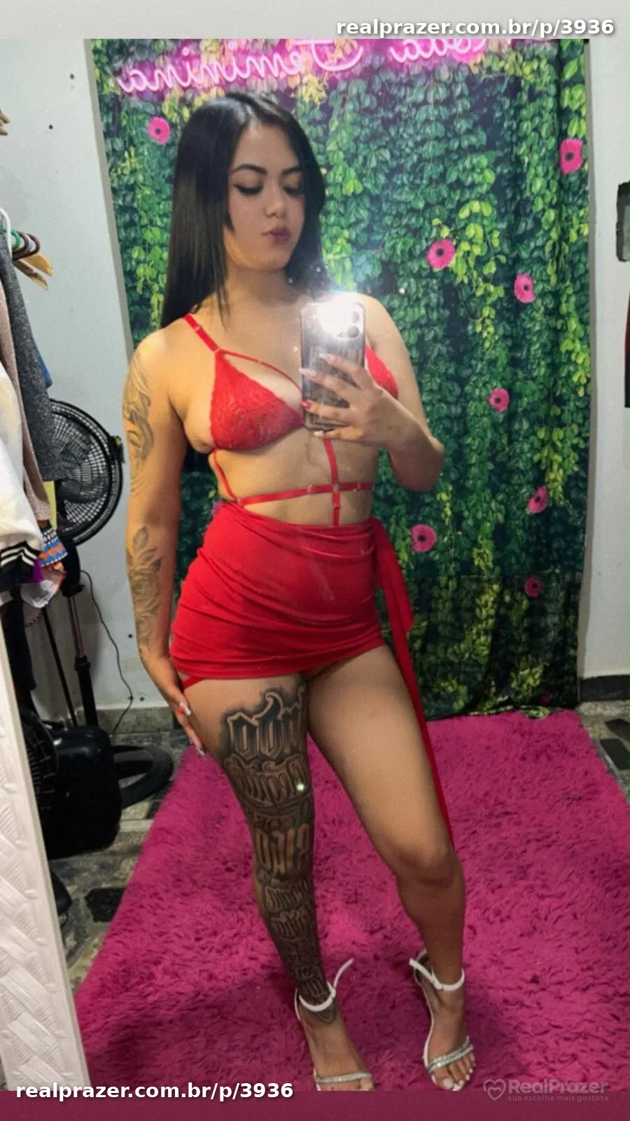 Lara, acompanhante morena de cabelos longos magra em Uberlândia, MG - Real Prazer