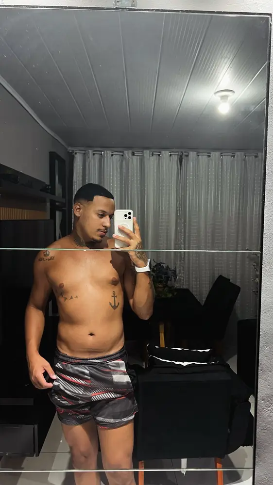 Theuxs, garoto de programa moreno corpo medio em São João de Meriti, RJ - Real Prazer