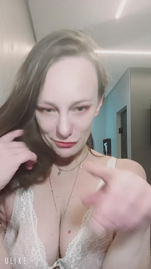 Video de Julie Squalor, acompanhante loira de cabelos longos magra - Real Prazer