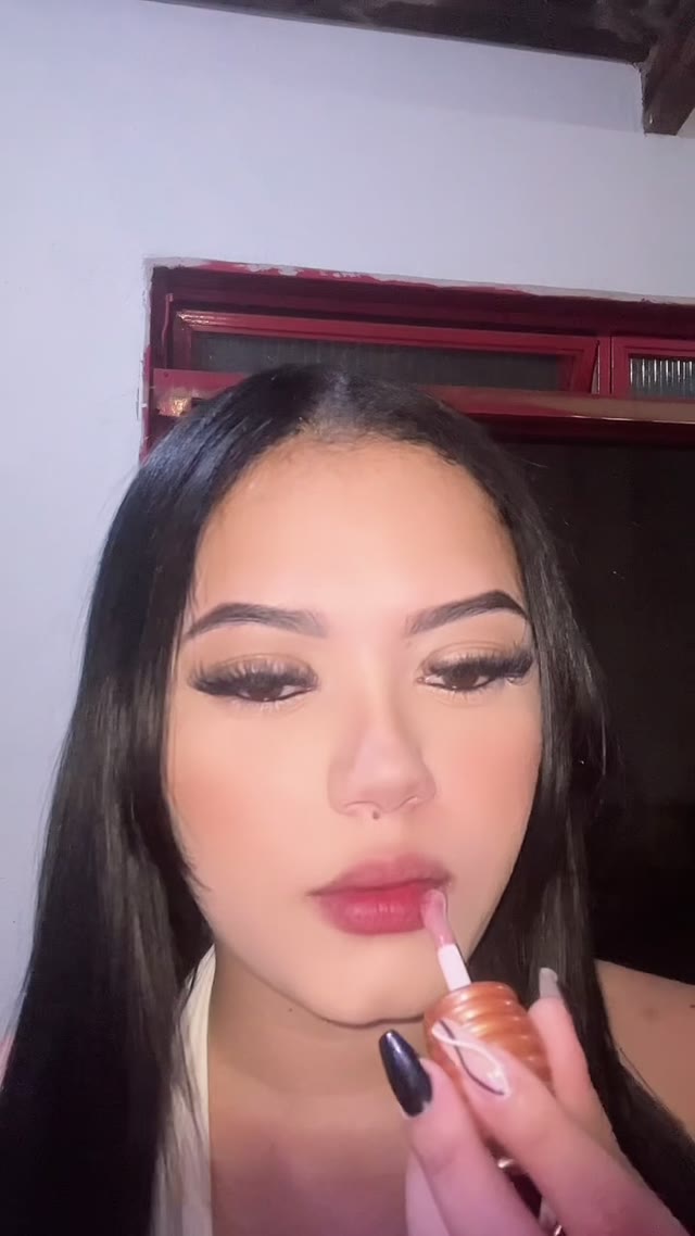 Video de Lara, acompanhante morena de cabelos longos magra em Uberlândia, MG - Real Prazer
