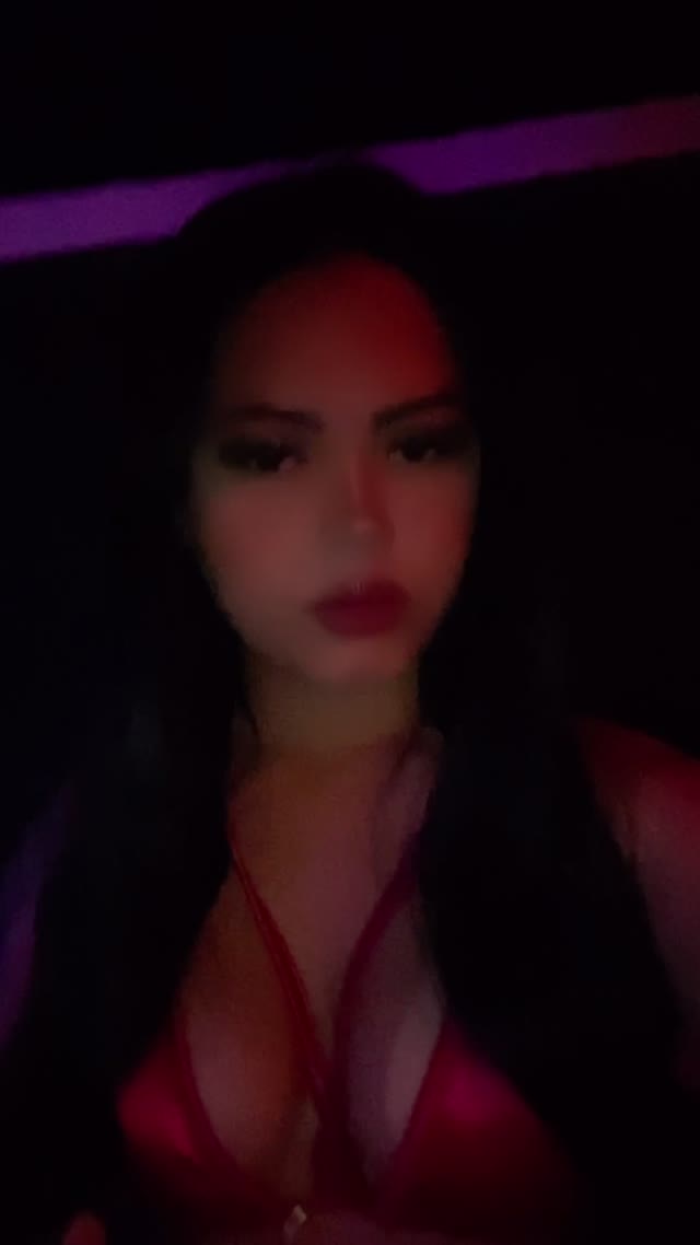 Video de Lara, acompanhante morena de cabelos longos magra em Uberlândia, MG - Real Prazer