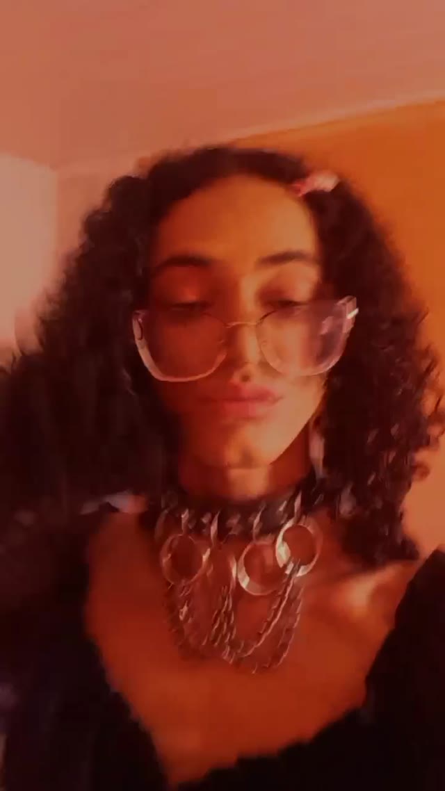 Video de Crystal dominatrix, acompanhante trans castanha de cabelos longos magra em Botucatu, SP - Real Prazer